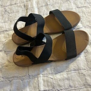 VEITTES BLACK STRETCH STRAPS PRINT ON FOOTBED WOMEN’S COMFORT SANDALS 10-10.5